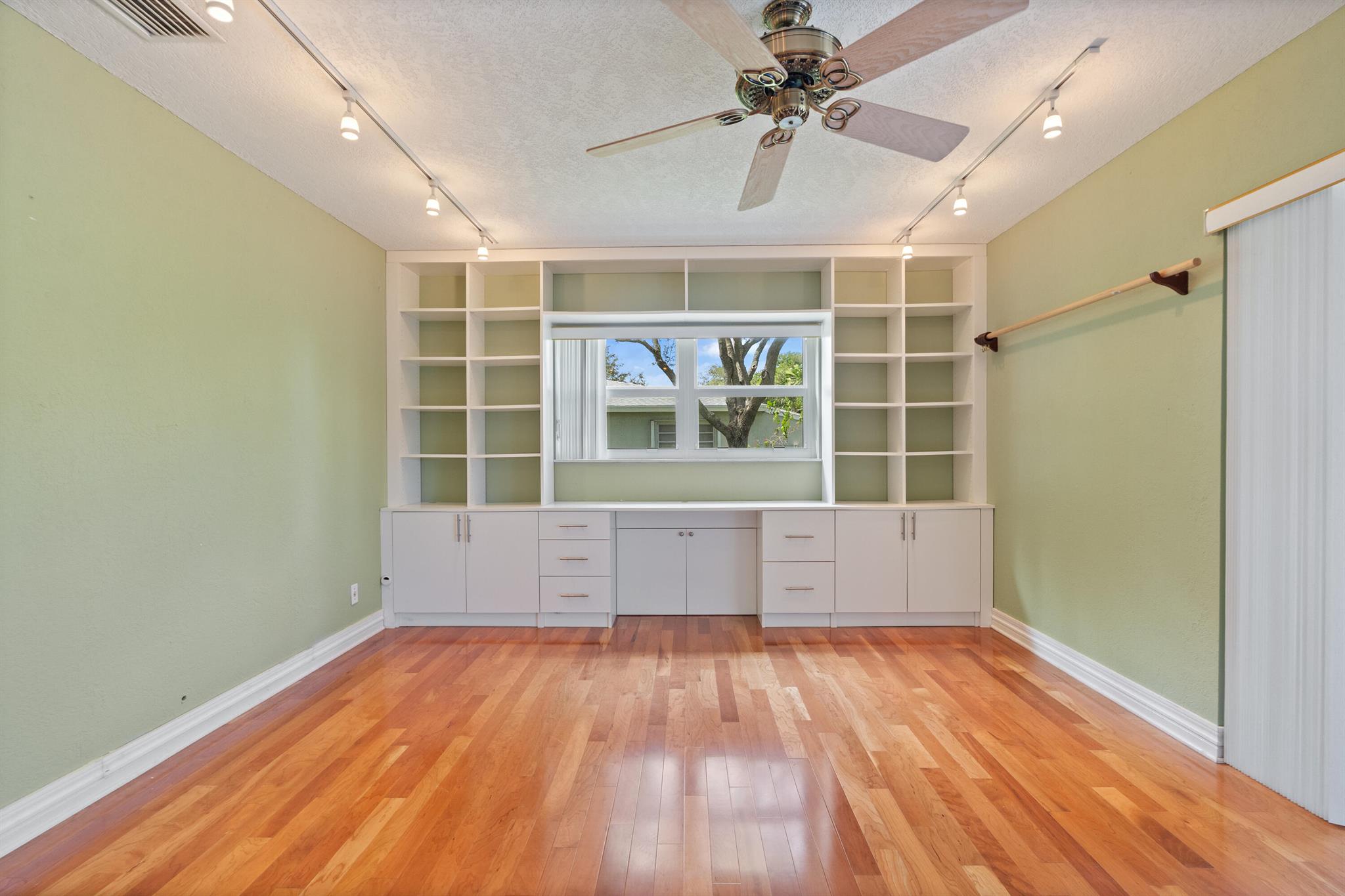 FAIRWAY CONDO - Residential