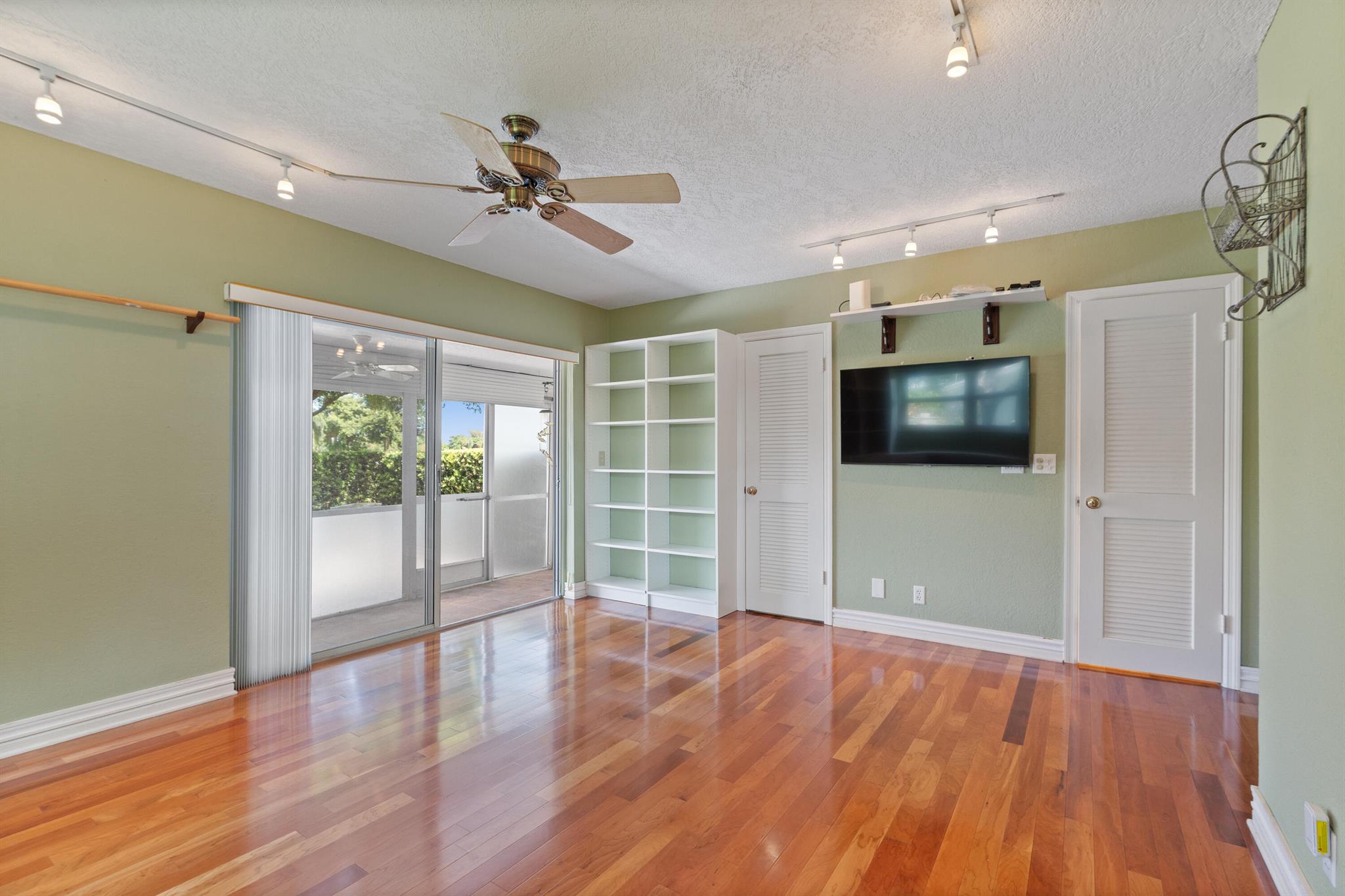 FAIRWAY CONDO - Residential