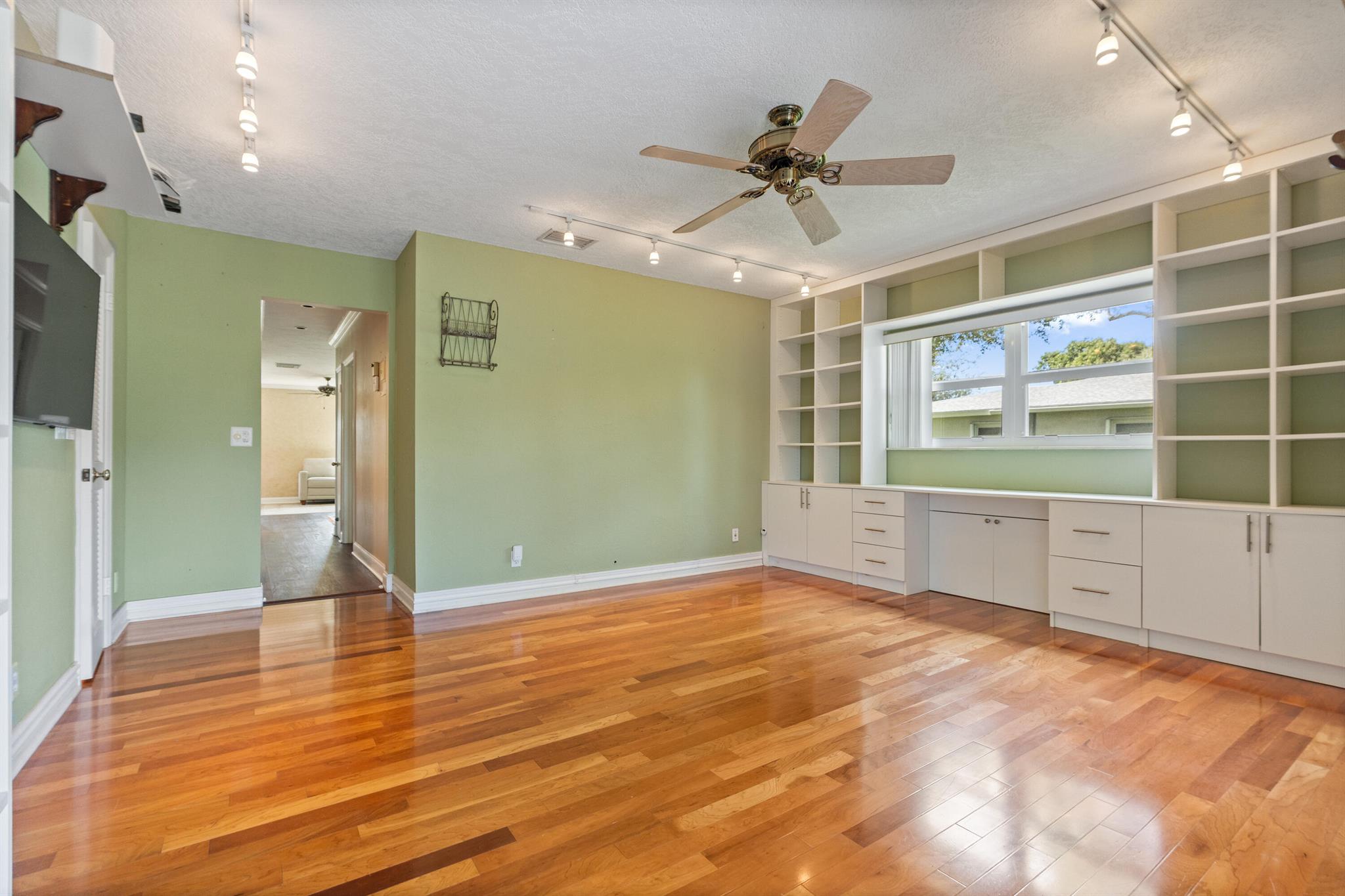 FAIRWAY CONDO - Residential