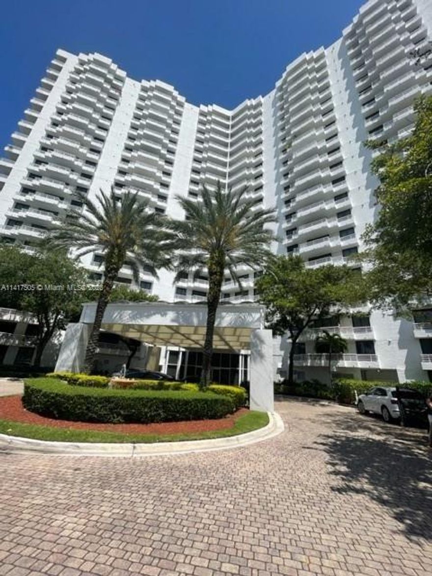 Beautiful view from this 2/2 in Parc central in Aventura. Brand new floors. The best view of Aventura and Golf course, walking distance to Aventura mall. Washer & Dryer in unit. 2 balconies. master bed with beautiful view, master bath with double vanity. Enjoy building amenities including pool, Gym, business center, etc.