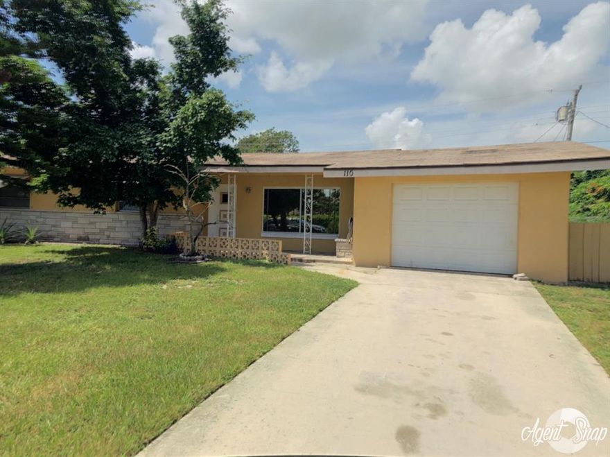 Central located on US-1. Single Family Home 3 bedrooms, 2 bathrooms. Home freshly painted, new carpets in all bedrooms.Large back yard.
Great for Investors or first time home buyer!