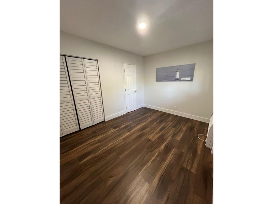 Centrally located and updated studio style apartment. Mini refrigerator and microwave included. Close to major highways, shopping, entertainment and beaches.  Common areas are well maintained.  Electricity and water are included in the monthly rent.
