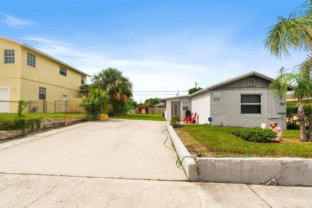 Photo of 1481 W 31st Street, Riviera Beach, FL 33404 (MLS # R10912262)