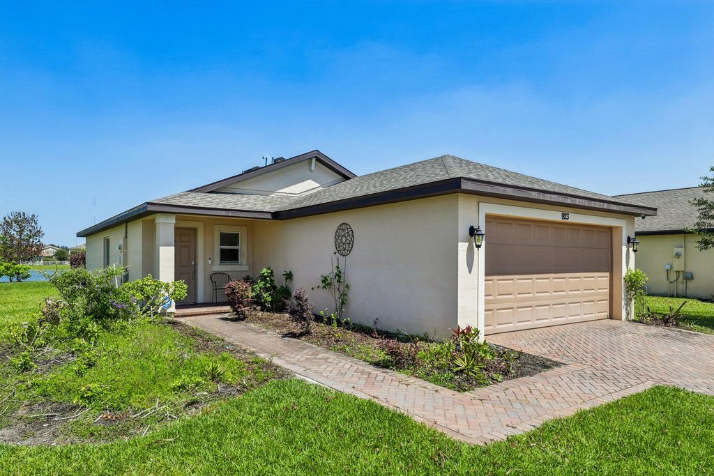 Photo of 923 Bent Creek Drive, Fort Pierce, FL 34947 (MLS # B26028931)