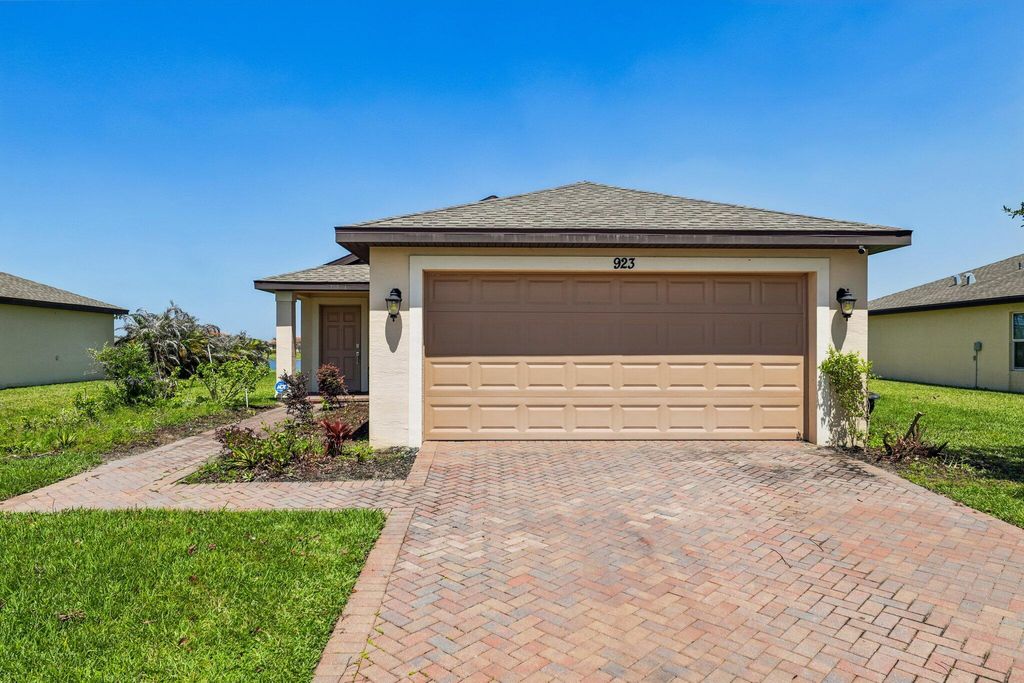 Photo of 923 Bent Creek Drive, Fort Pierce, FL 34947 (MLS # B26028931)