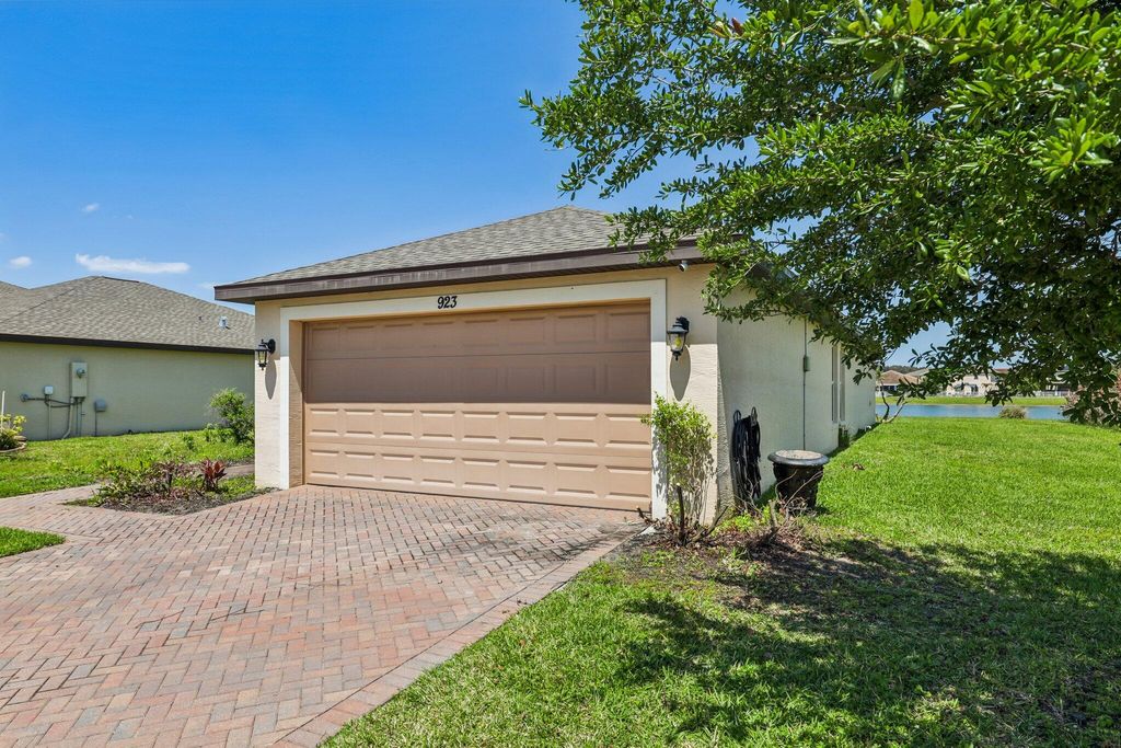 Photo of 923 Bent Creek Drive, Fort Pierce, FL 34947 (MLS # B26028931)