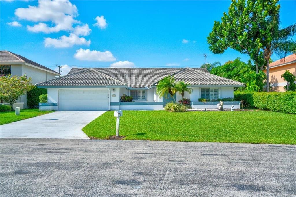 Photo of 19 Aspen Court, Boynton Beach, FL 33436 (MLS # R10816633)