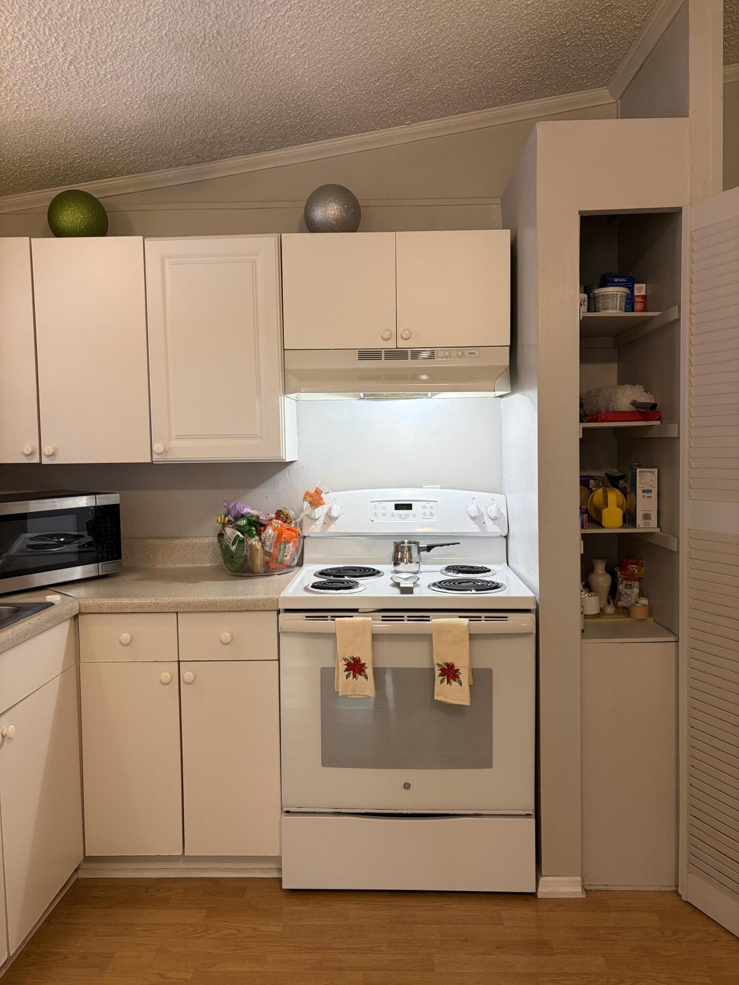 TROPICAL ISLES - Residential