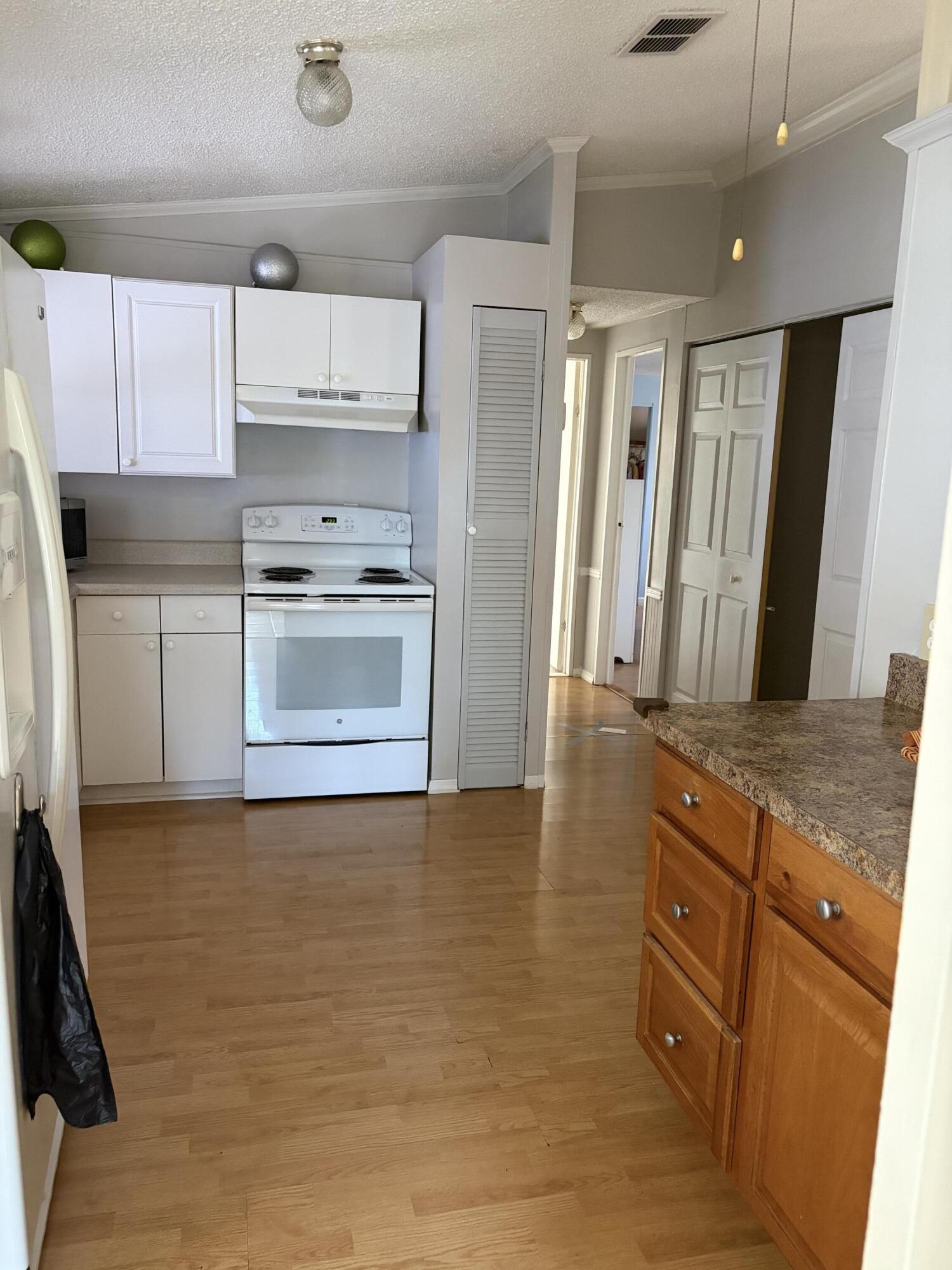 TROPICAL ISLES - Residential