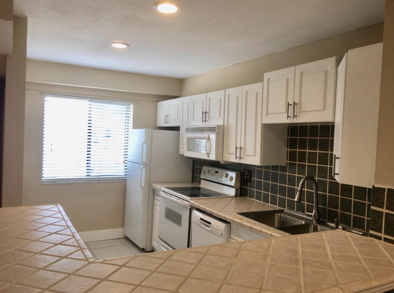 ROYAL VILLAGE TOWNHOUSES CONDO - Residential Lease