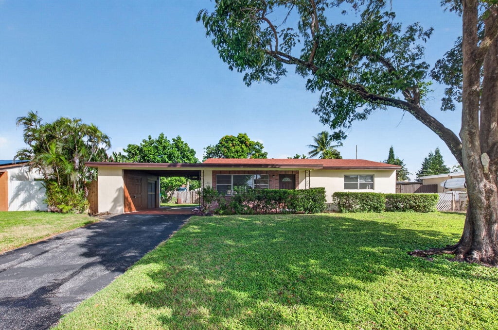 Photo of 161 SE 28TH Avenue, Boynton Beach, FL 33435 (MLS # B26094003)