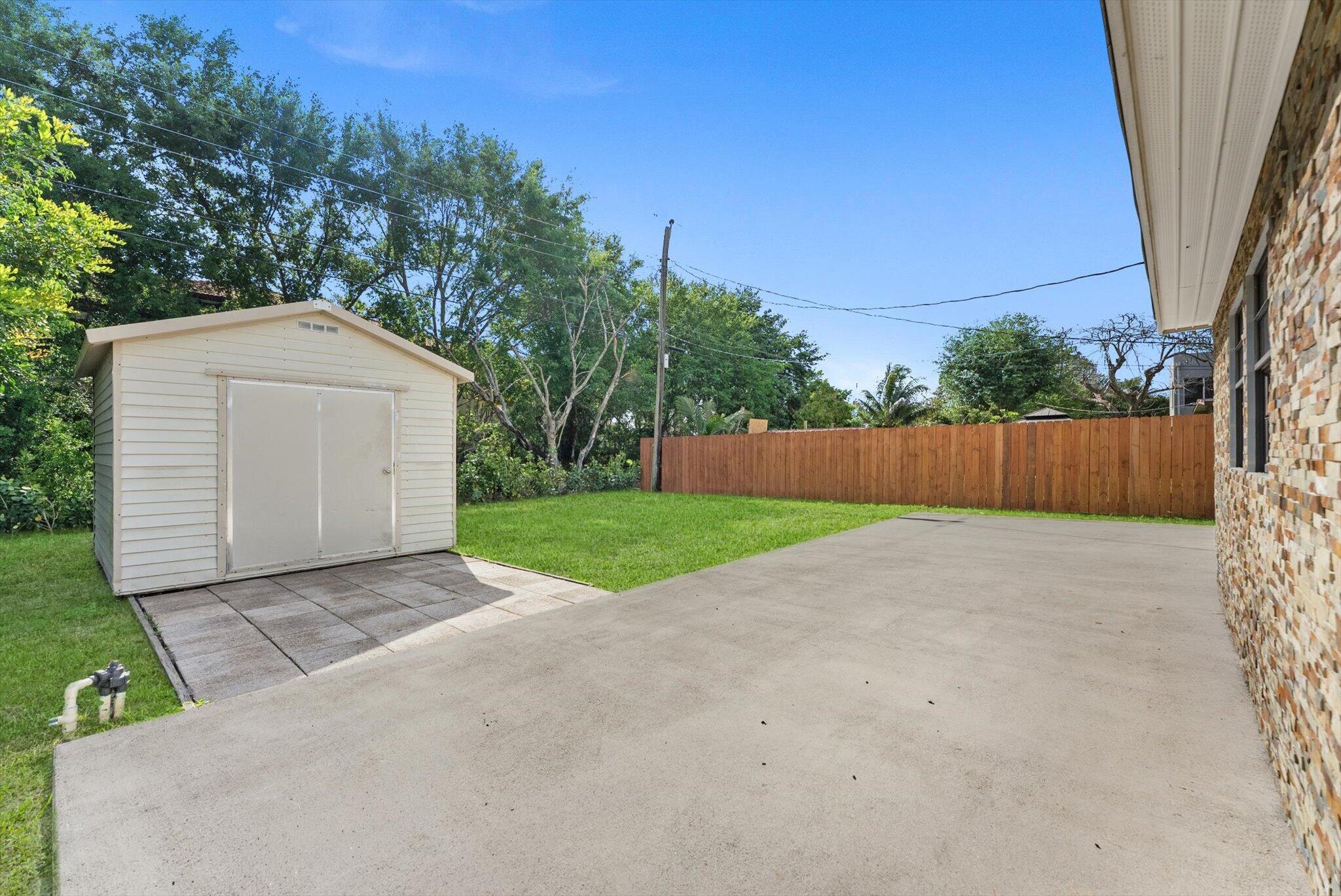 COUNTRY CLUB ACRES - Residential