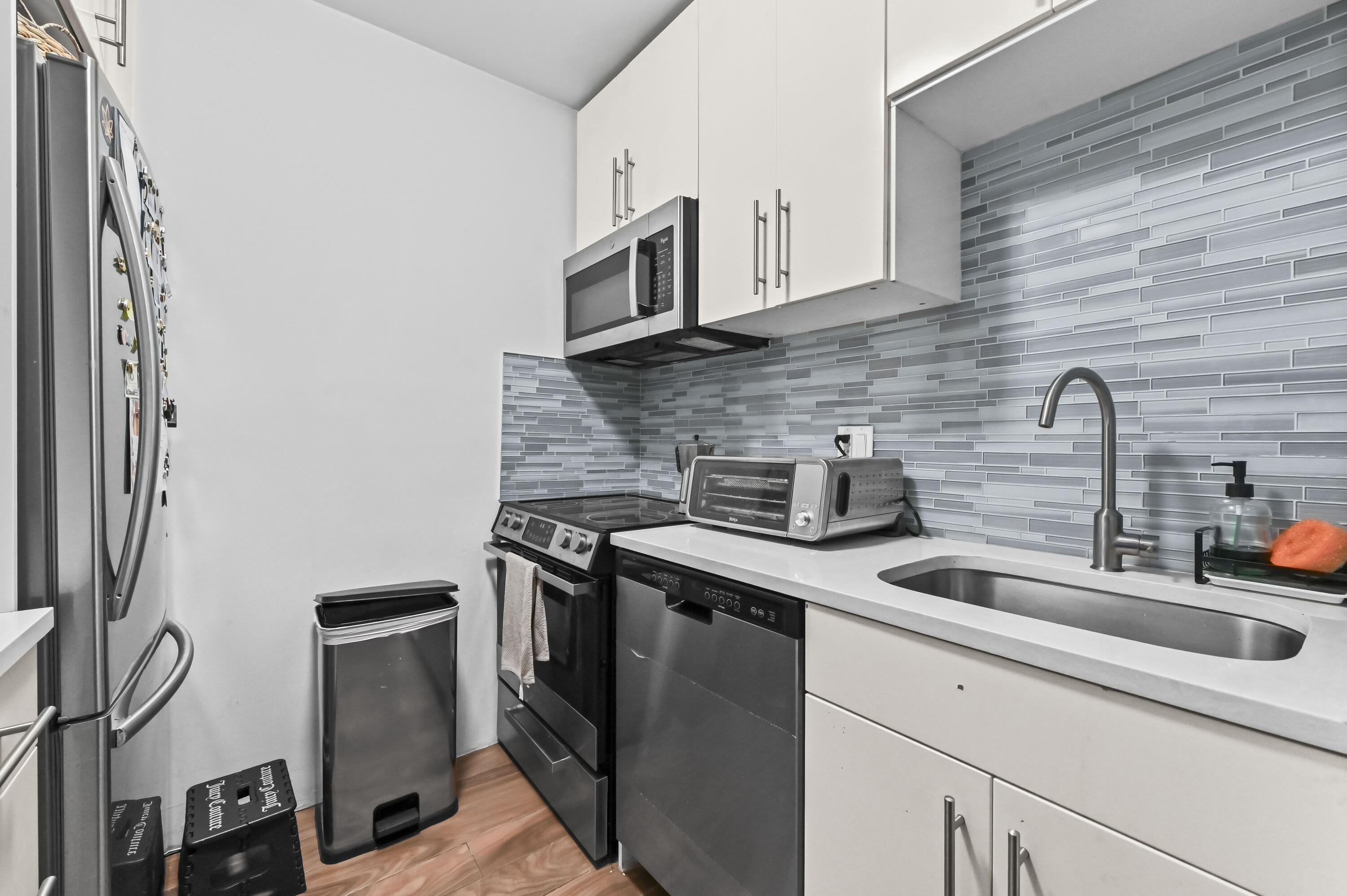 MAYFAIR HOUSE CONDO - Residential