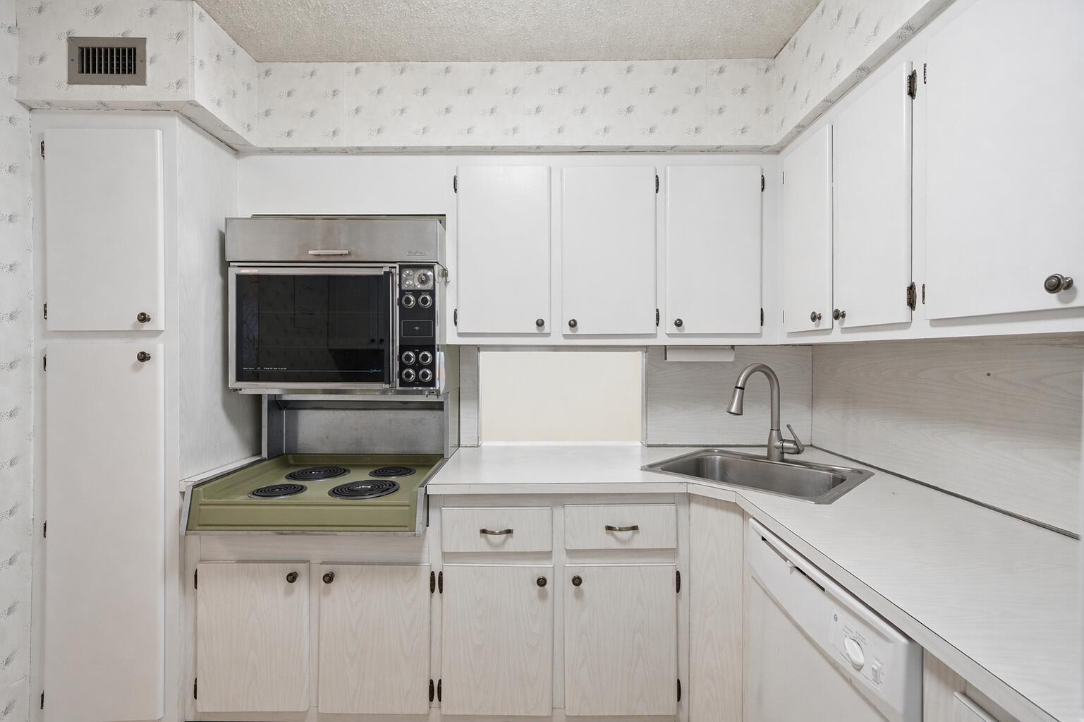 TRAFALGAR TOWERS CONDOMINIUM - Residential