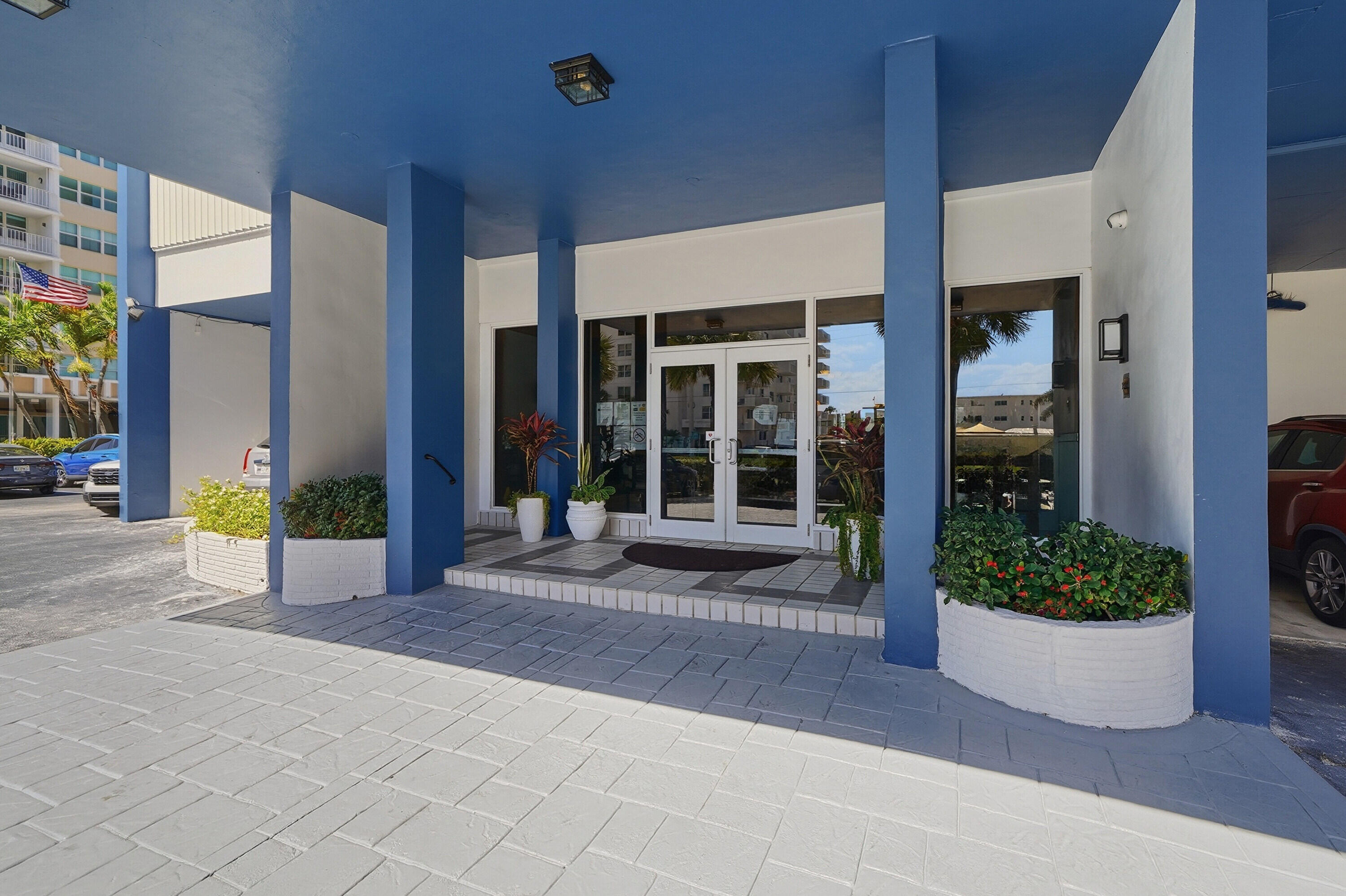 TRAFALGAR TOWERS CONDOMINIUM - Residential