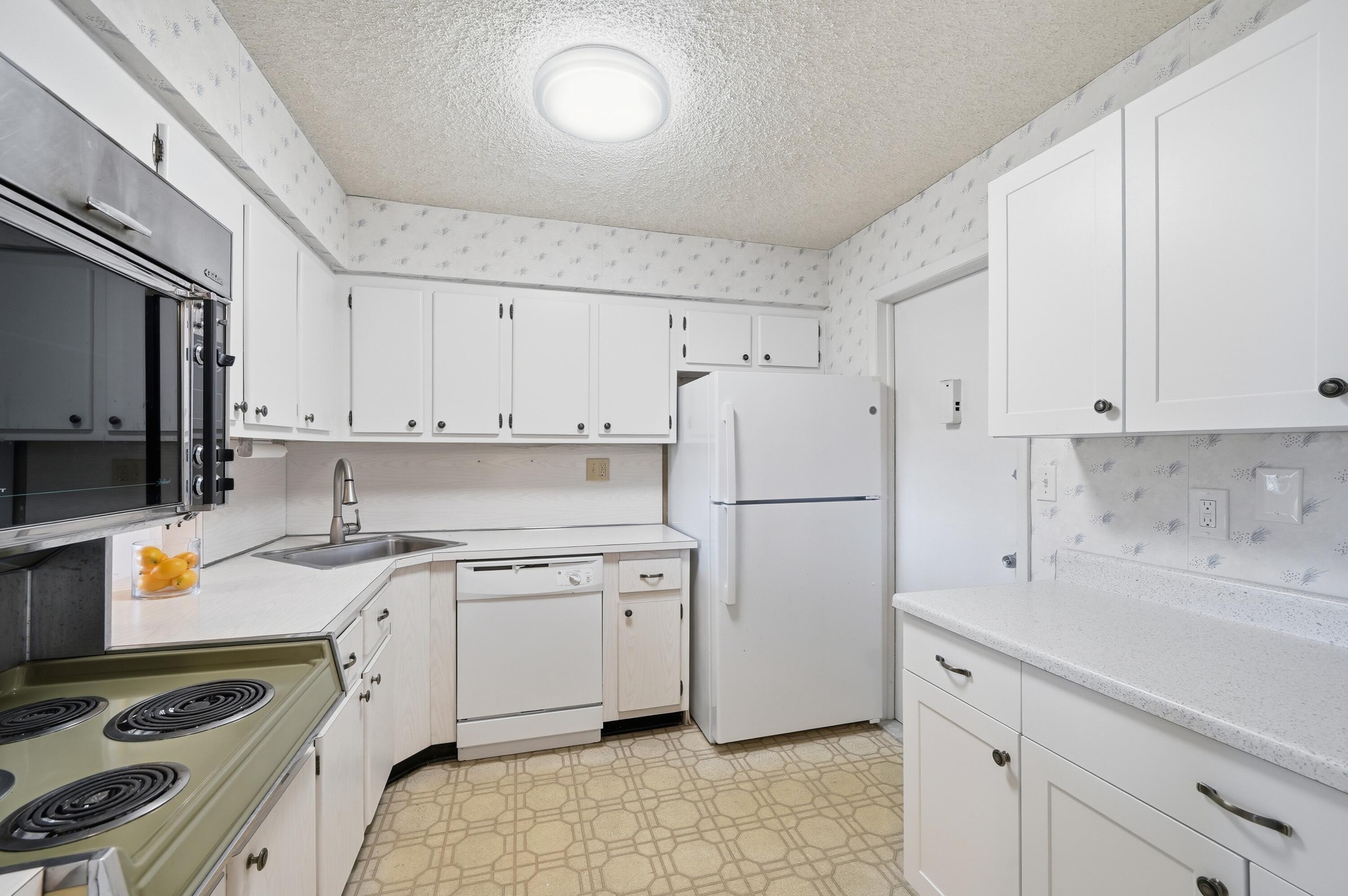 TRAFALGAR TOWERS CONDOMINIUM - Residential