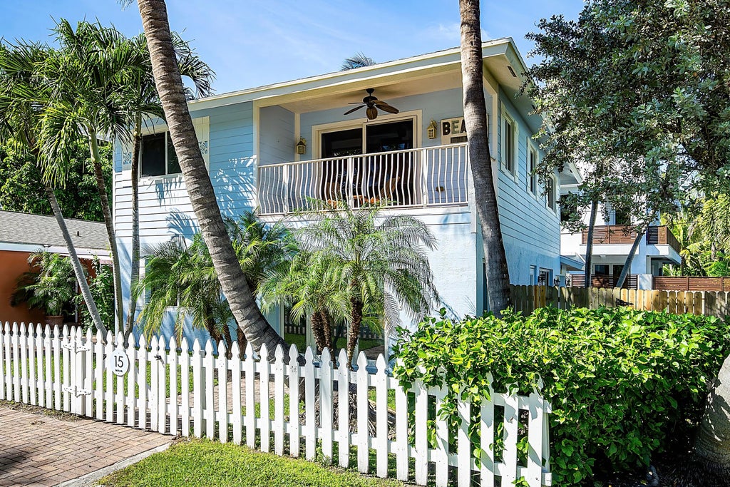 Photo of 15 East Avenue, Boynton Beach, FL 33435 (MLS # B26086118)