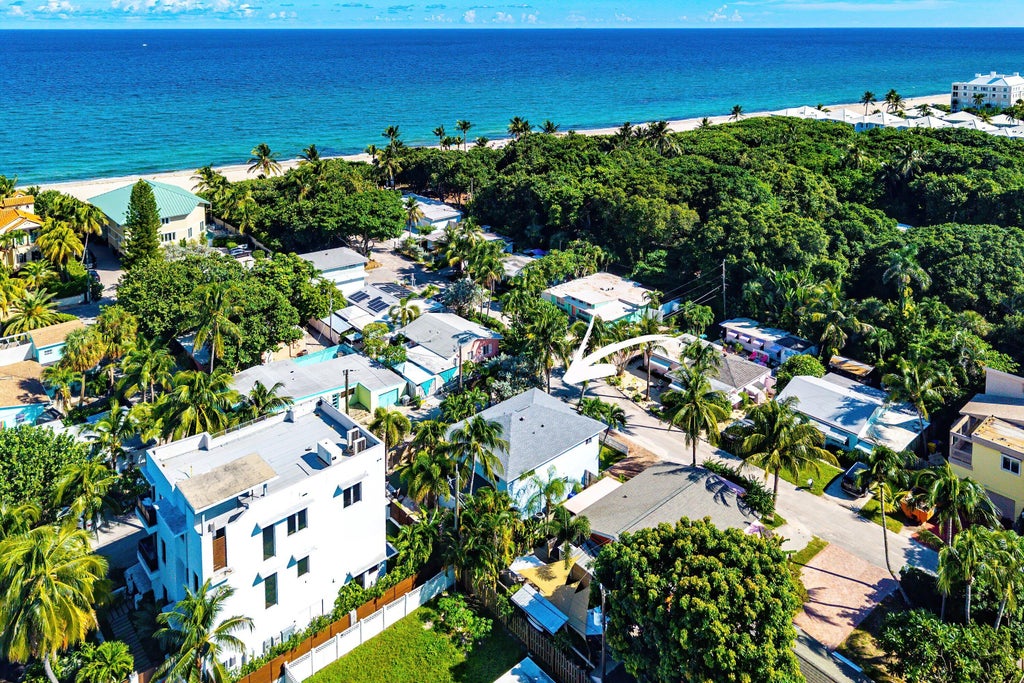 Photo of 15 East Avenue, Boynton Beach, FL 33435 (MLS # B26086118)