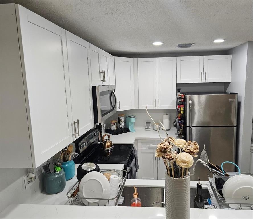 *NORTH LAUDERDALE* Spacious and move-in ready 3-bedroom, 2-bath townhome in Player Place community. This two-story home features a bright open layout, updated kitchen, tile and laminate floors throughout, and a private fenced patio perfect for relaxing. Washer and dryer included. Conveniently located near schools, shopping, parks, and major highways. Fast approval and easy to show. Don't miss out on this great rental opportunity!