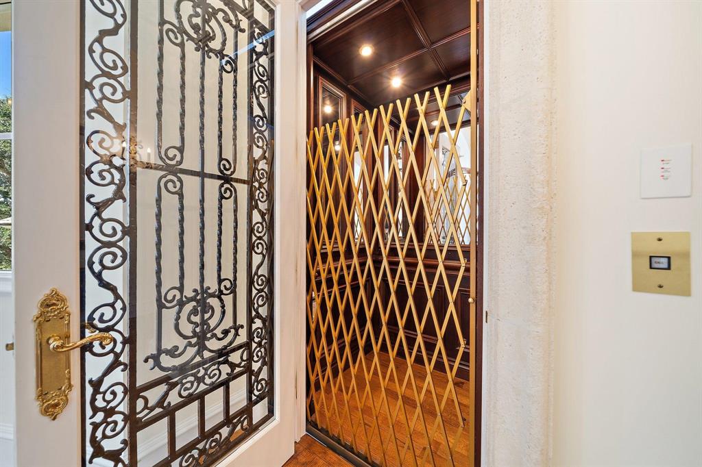 JUPITER HILLS - Residential