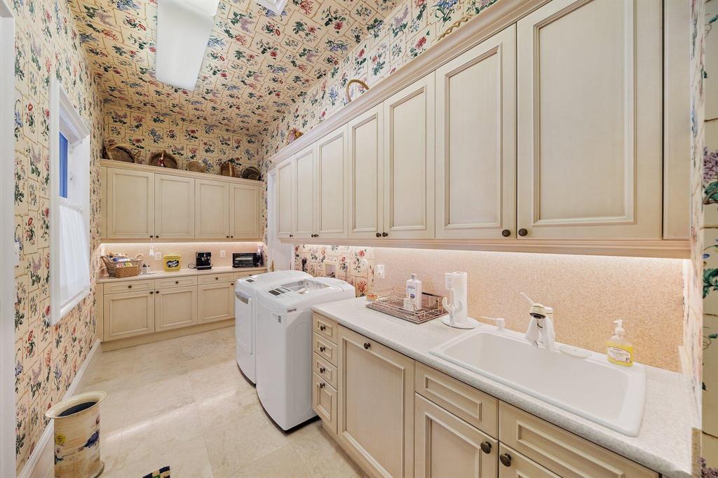 JUPITER HILLS - Residential