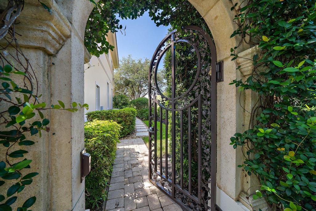 JUPITER HILLS - Residential