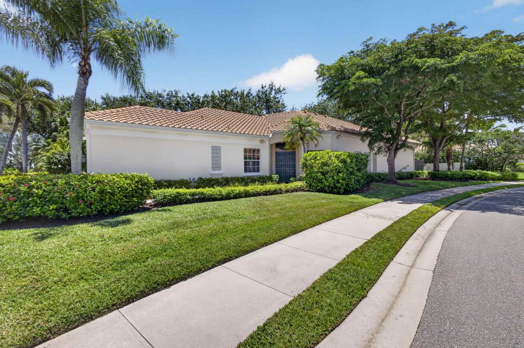 Photo of 1048 DIAMOND HEAD Way, Palm Beach Gardens, FL 33418 (MLS # B26055668)