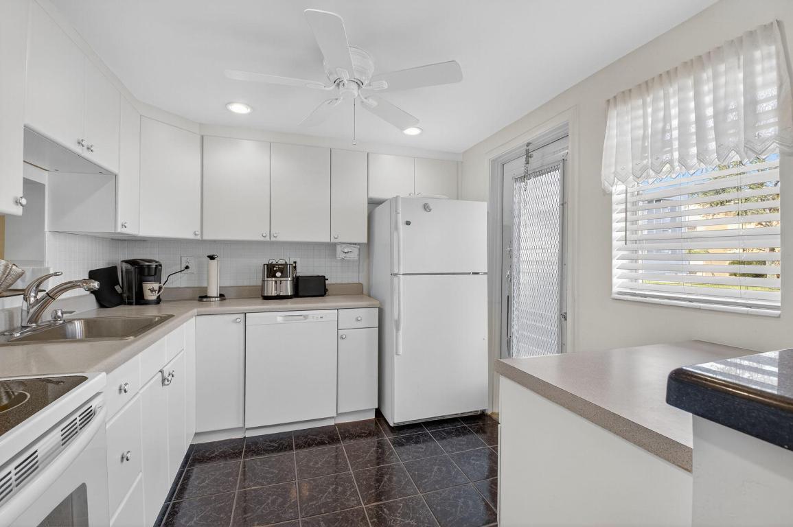 VILLAGE ROYALE CONDO 8 - Residential