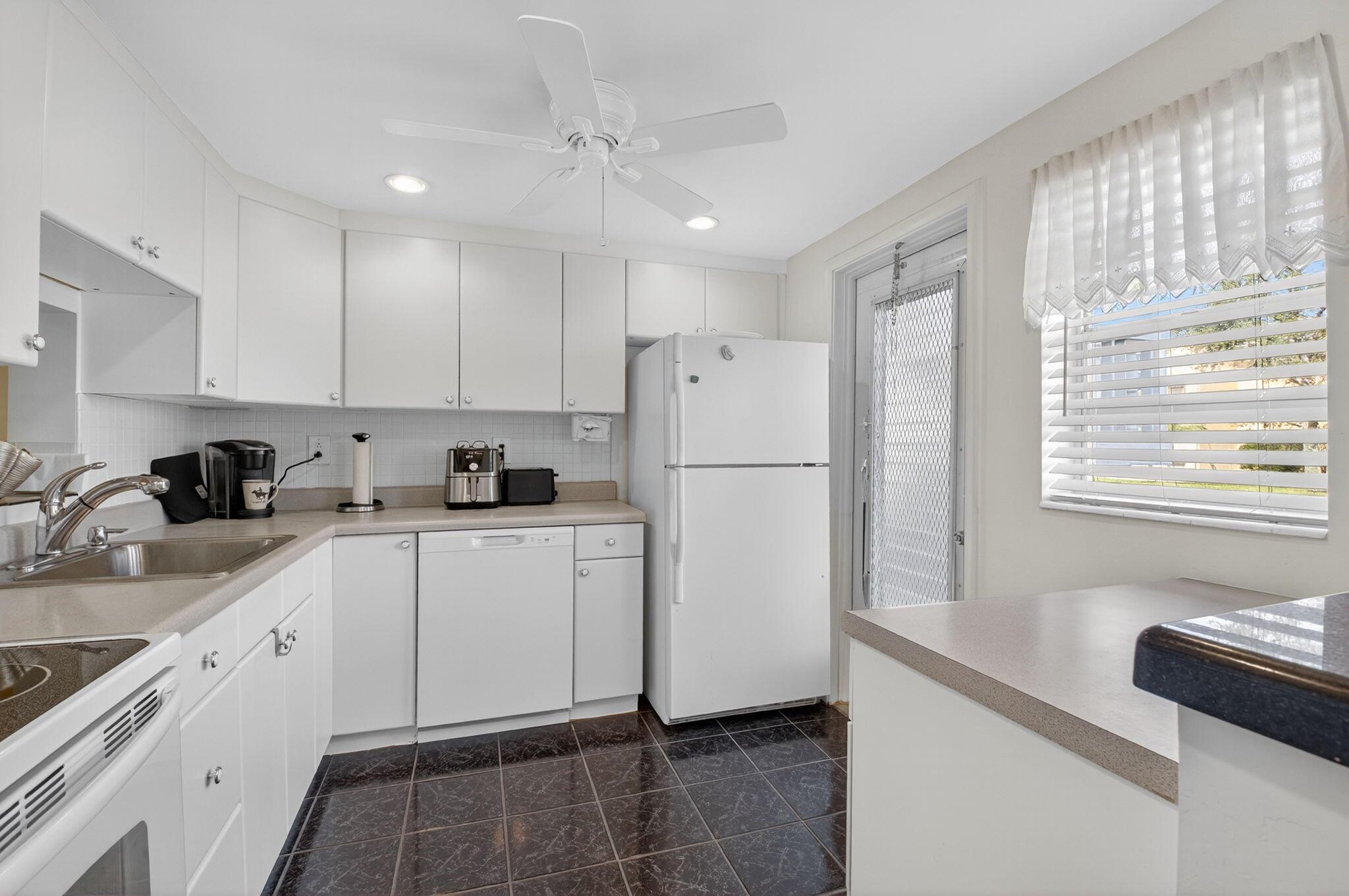 VILLAGE ROYALE CONDO 8 - Residential