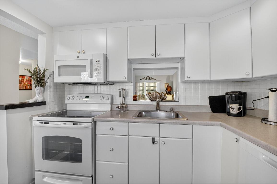 VILLAGE ROYALE CONDO 8 - Residential