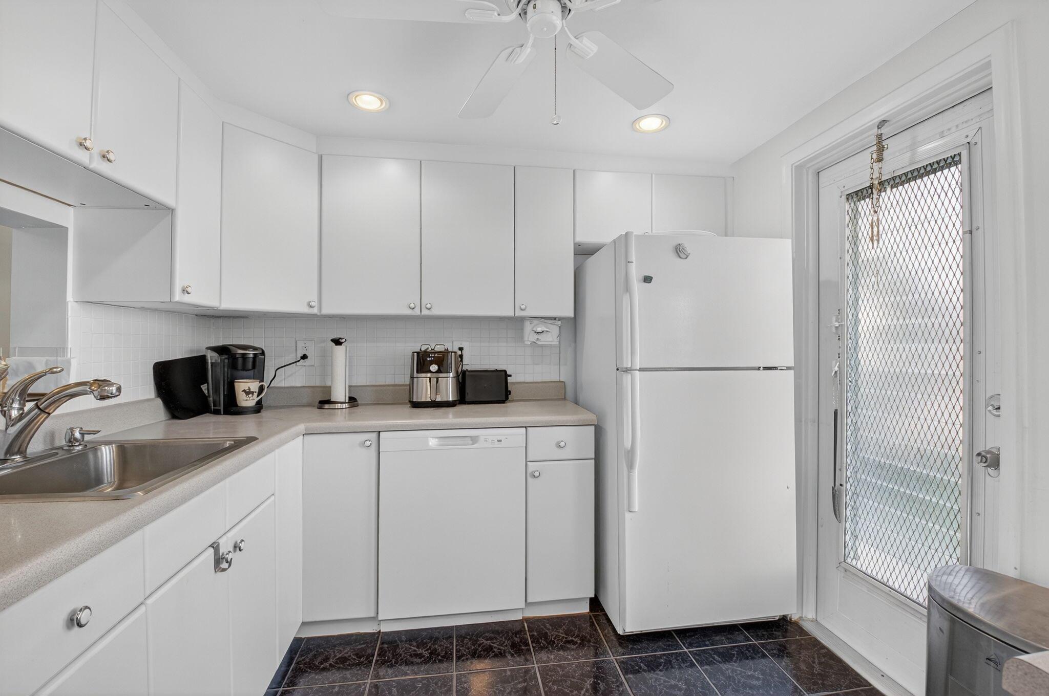 VILLAGE ROYALE CONDO 8 - Residential