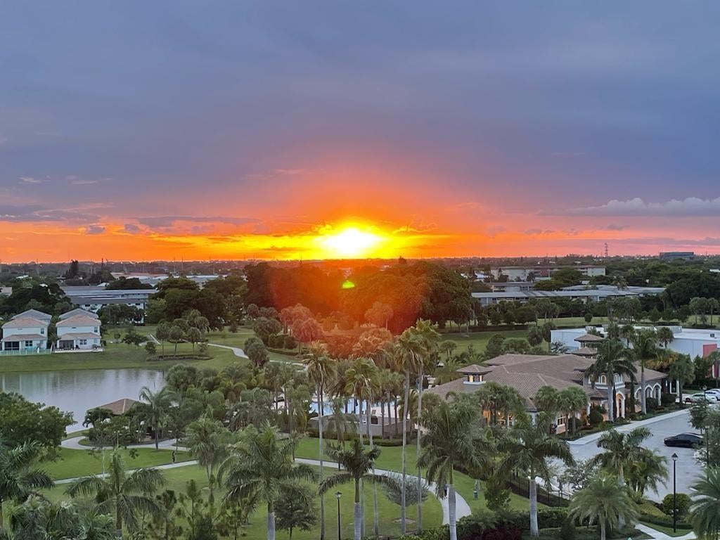 Photo of 4400 Hillcrest Dr Dr #910B, Hollywood, FL 33021 (MLS # F10345716)
