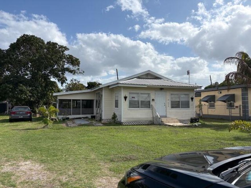 This little house is a gem.  Located in a good area near local restaurants, schools, and close enough to US 27, but not so close.  It is a quiet area and as in all small towns, it is surrounded by neighbors who care.