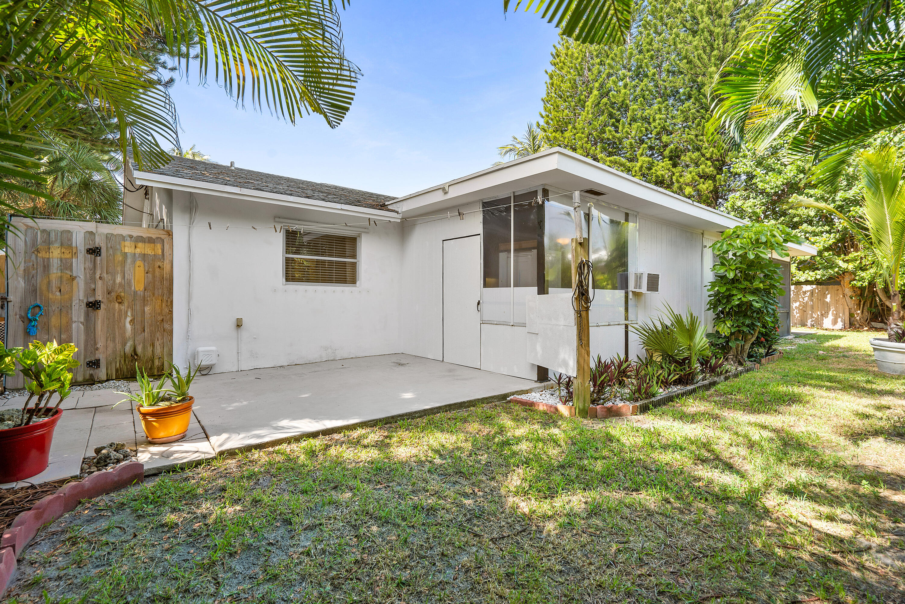 PALM BEACH SHORE ACRES - Residential Lease