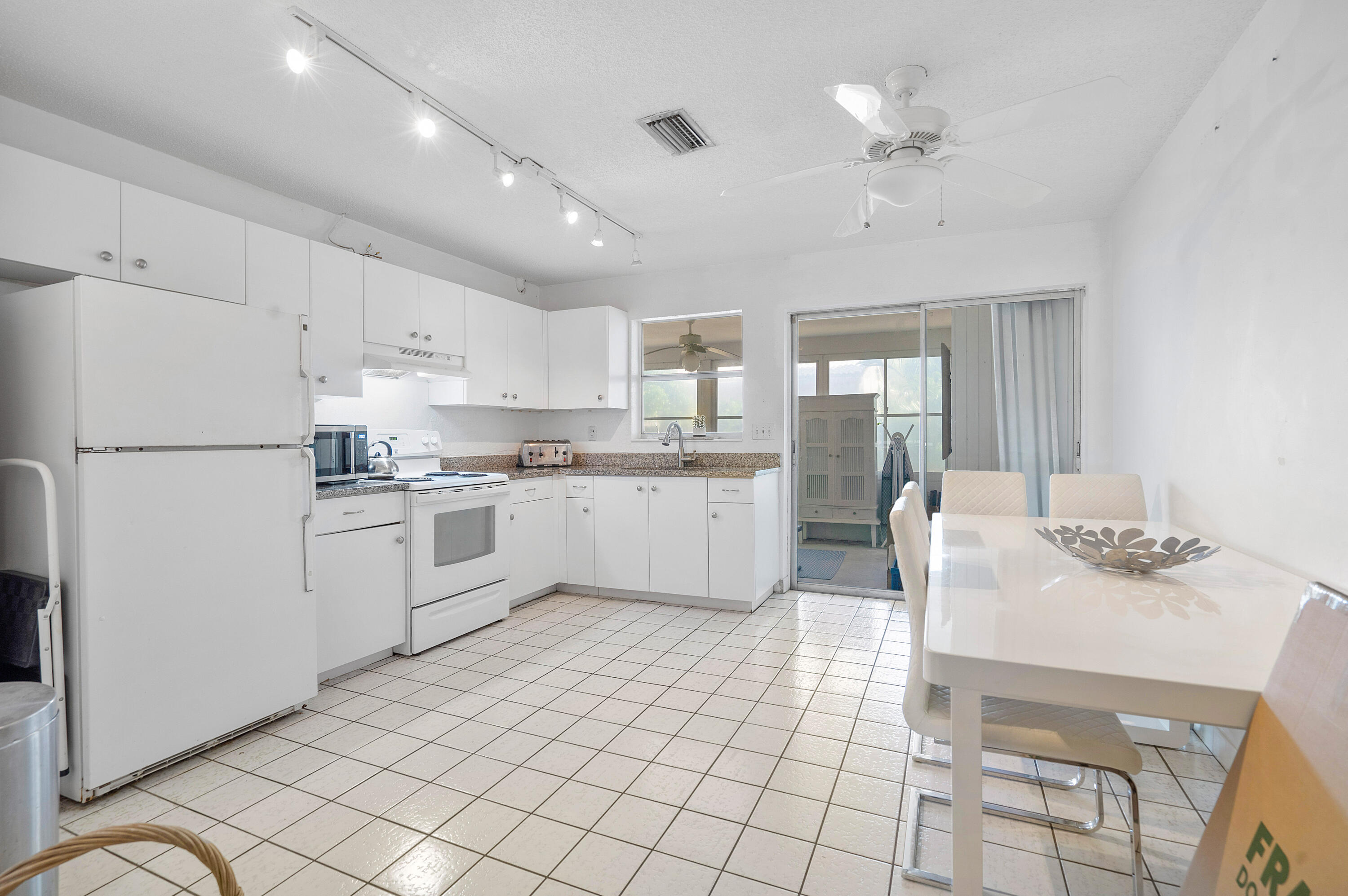 PALM BEACH SHORE ACRES - Residential Lease
