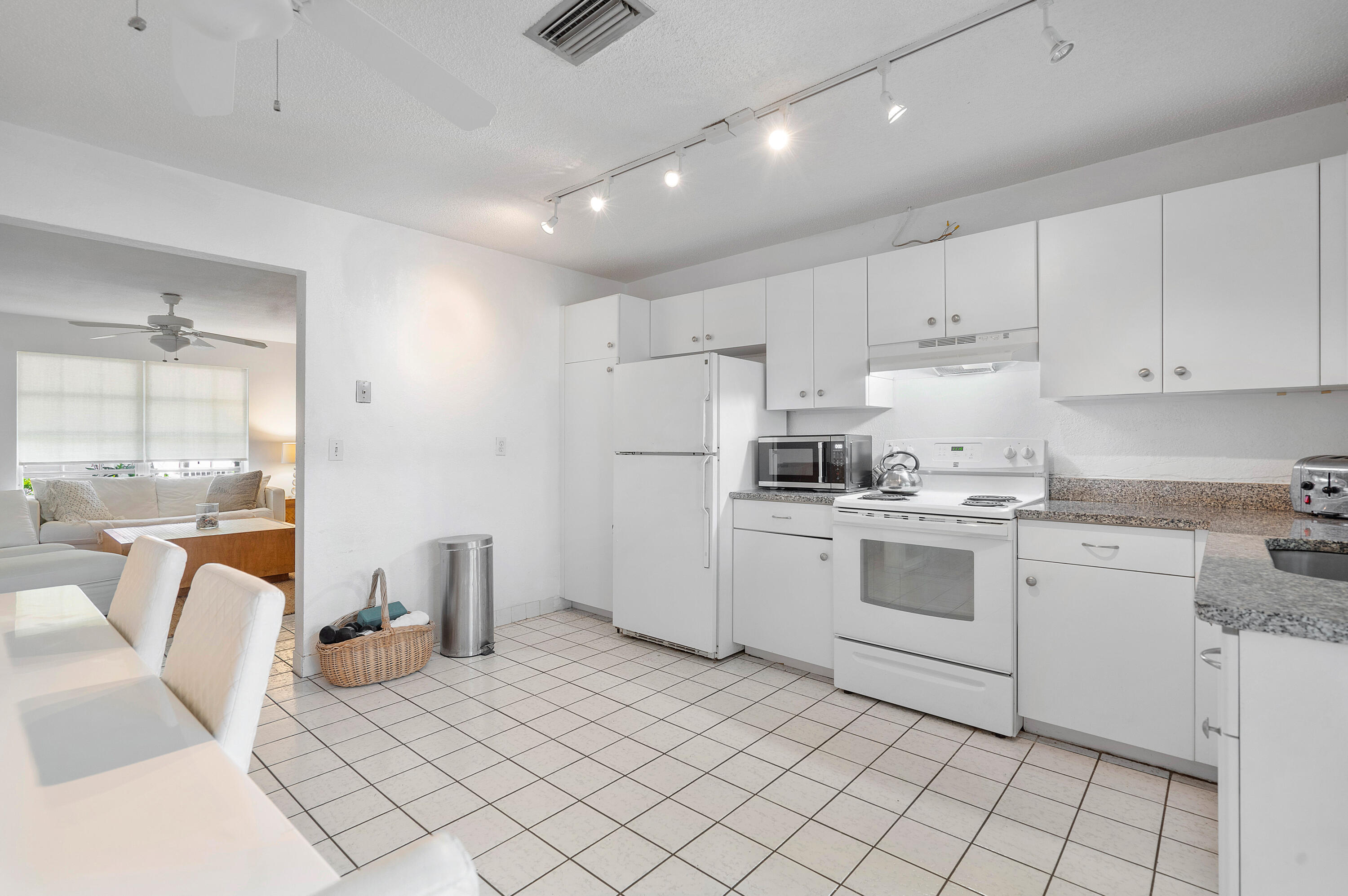 PALM BEACH SHORE ACRES - Residential Lease