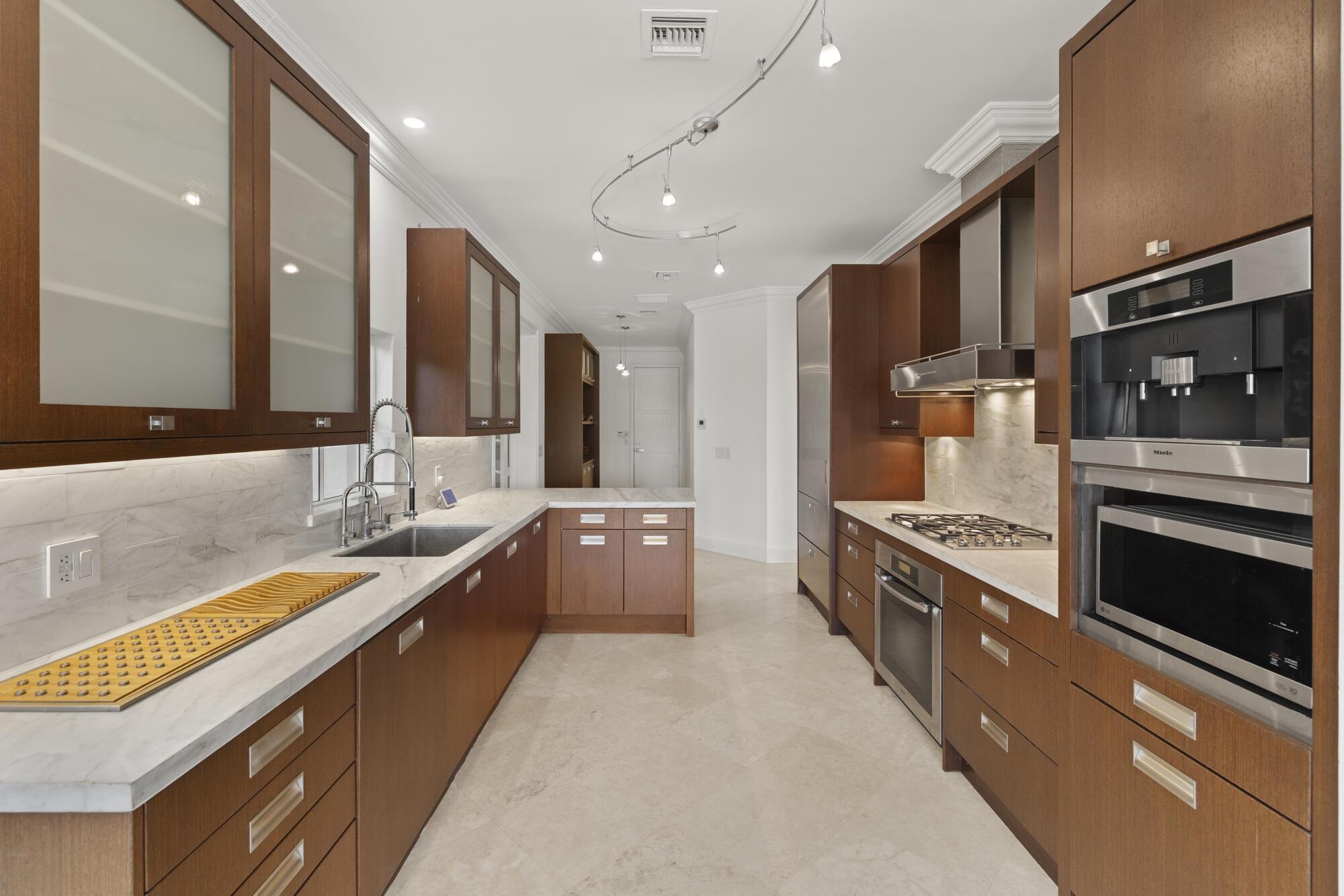 ADMIRALS COVE - Residential