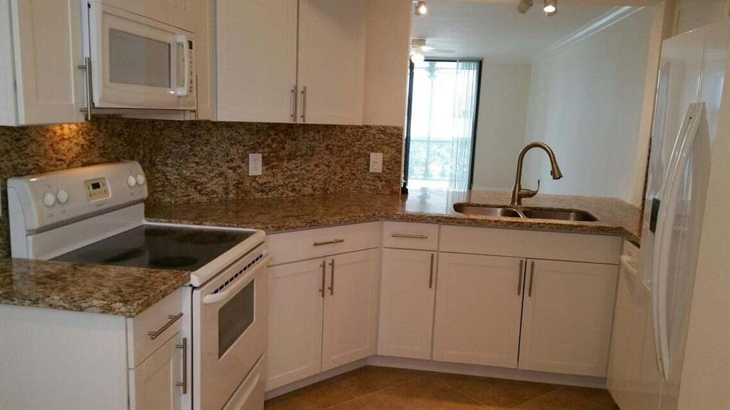 LAKE EMERALD - Residential