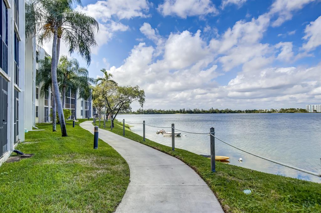 LAKE EMERALD - Residential