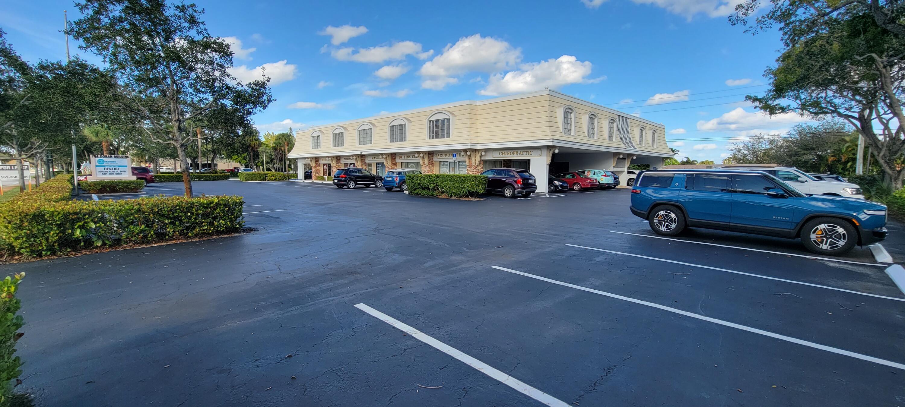 YACHT CLUB - Commercial Sale