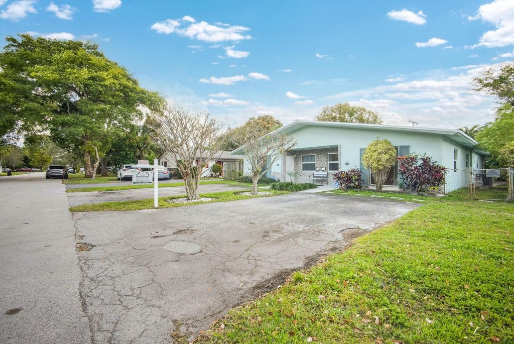 Photo of 824 SW 14th St, Fort Lauderdale, FL 33315 (MLS # F10482415)