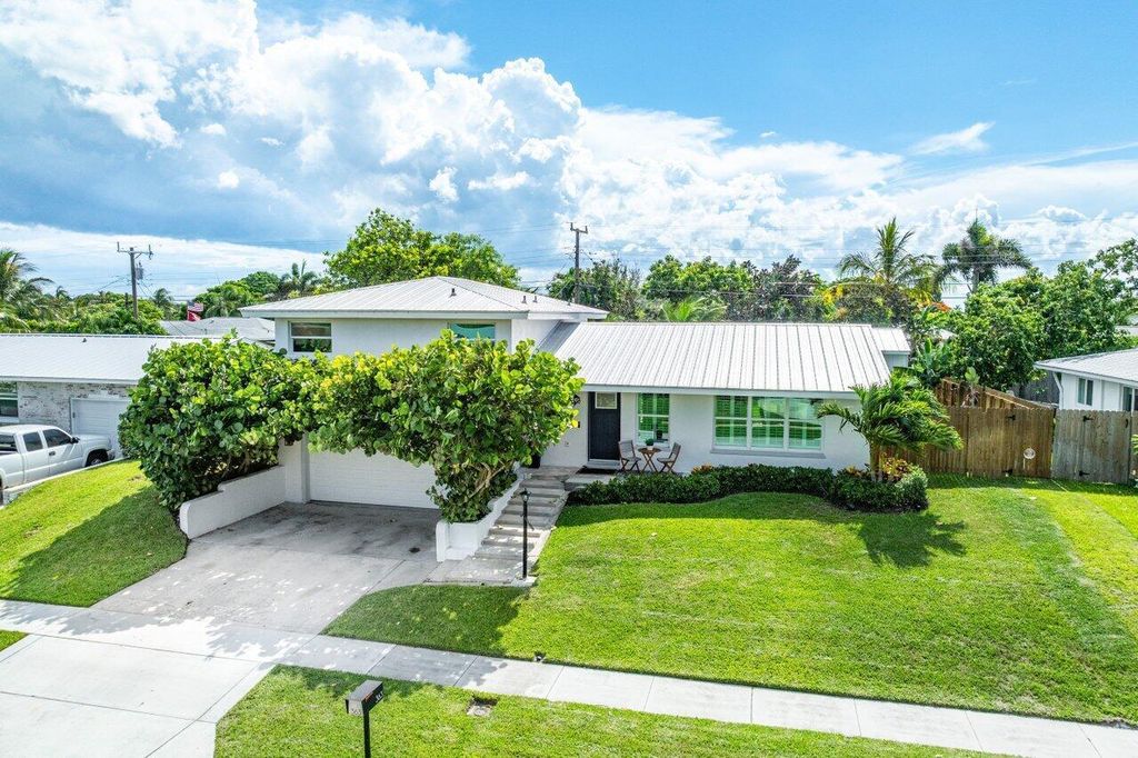 Photo of 363 Saturn Avenue, Tequesta, FL 33469 (MLS # R10999886)