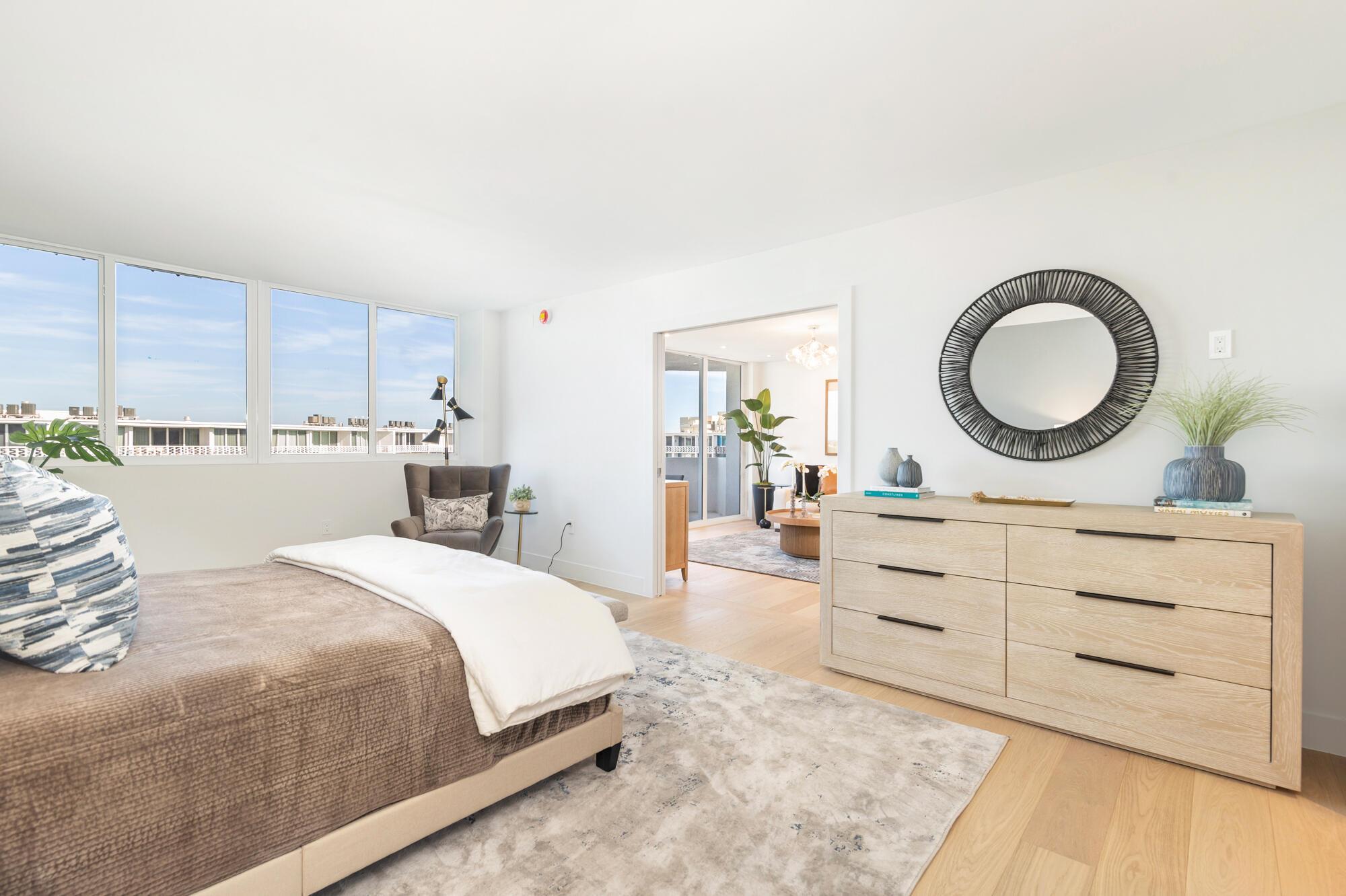 CARLYLE HOUSE COND - Residential