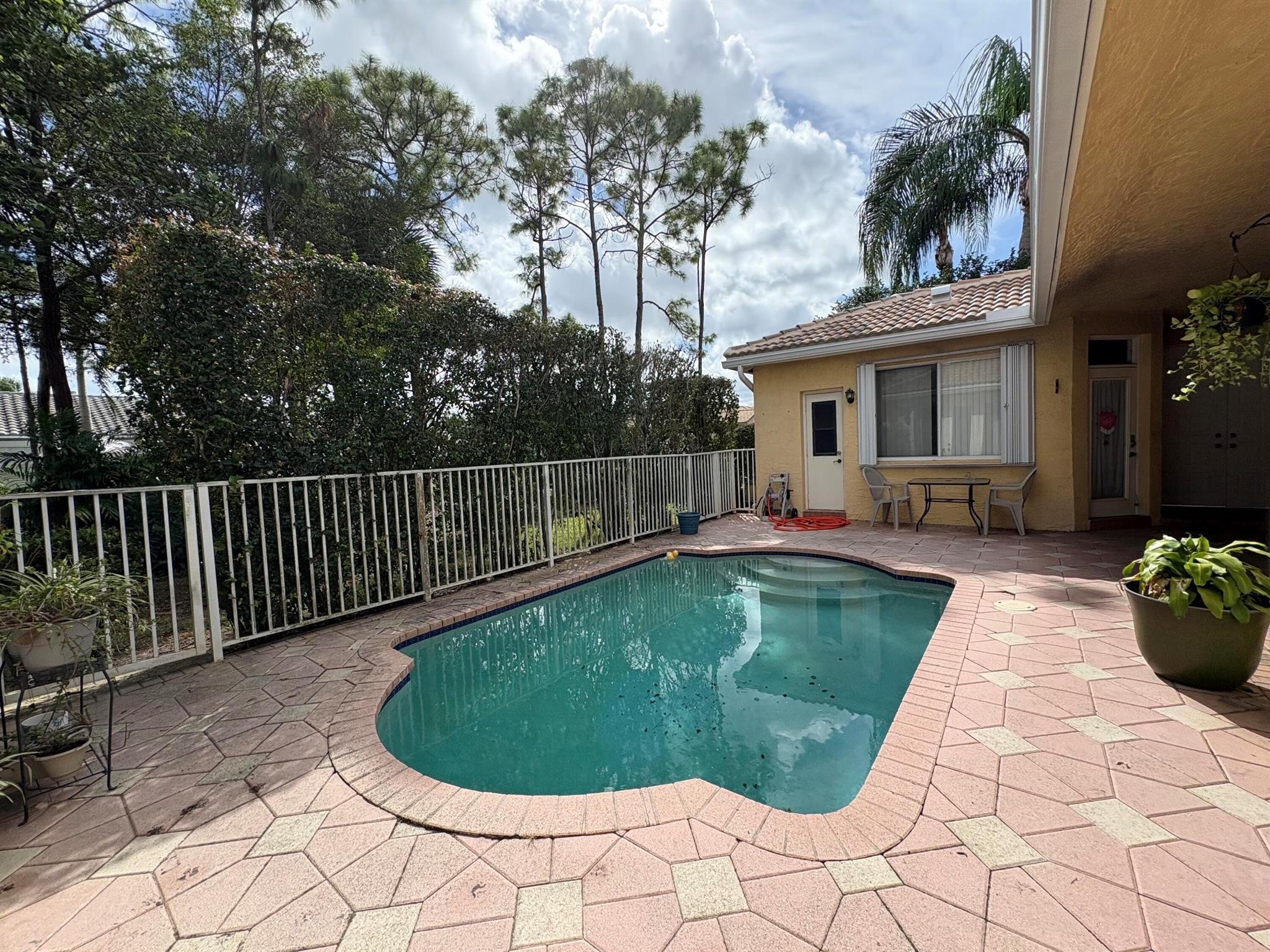 View photos, virtual tours, details... 7842 NW 77 Avenue