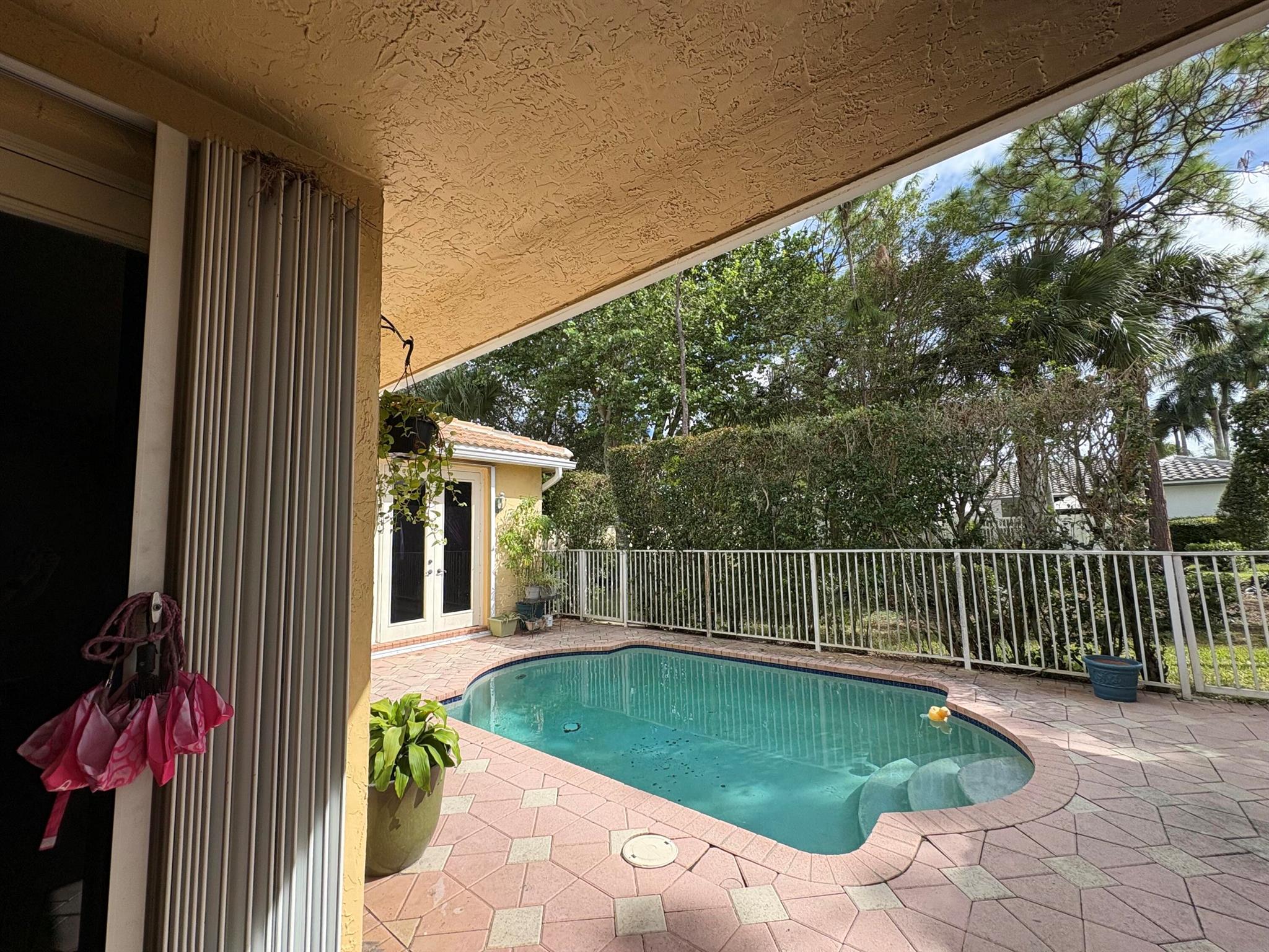 View photos, virtual tours, details... 7842 NW 77 Avenue
