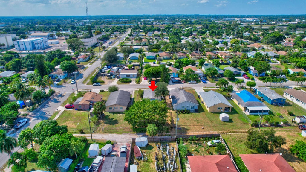 Photo of 237 SW 11th Avenue, Delray Beach, FL 33444 (MLS # B26048761)
