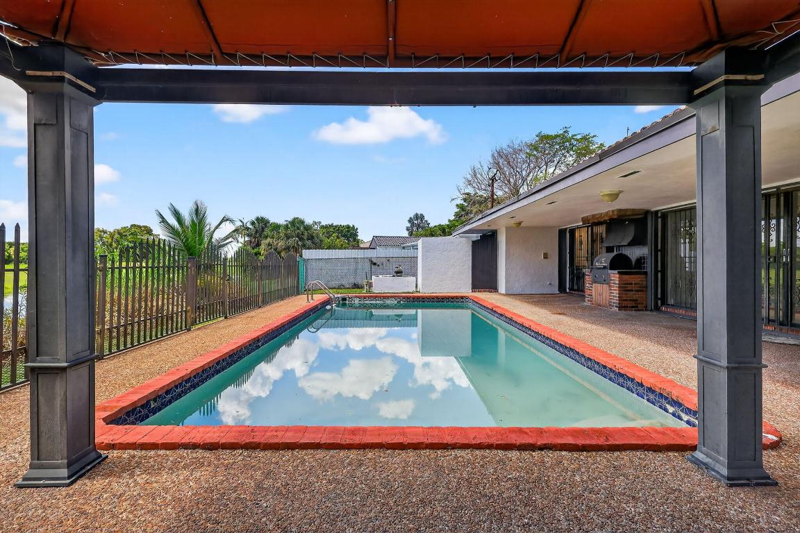 COUNTRY CLUB OF MIAMI ESTS SEC 4 - Residential