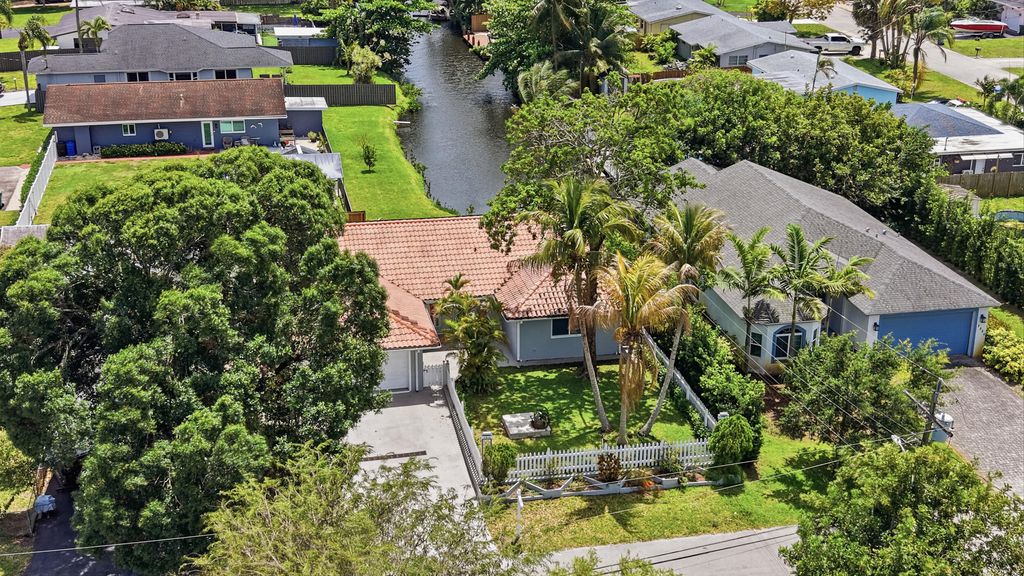 Photo of 2816 SW 17th Street, Fort Lauderdale, FL 33312 (MLS # B26019283)