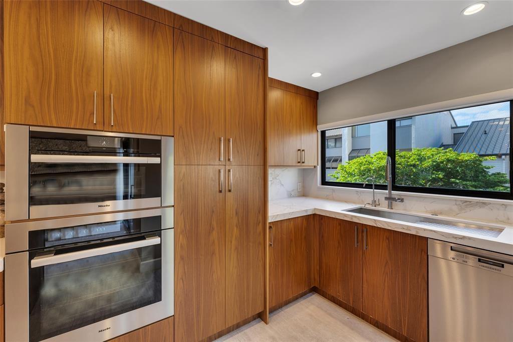 PORTSIDE YACHT CLUB - Residential