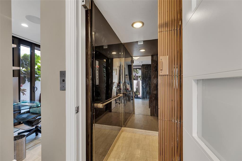 PORTSIDE YACHT CLUB - Residential